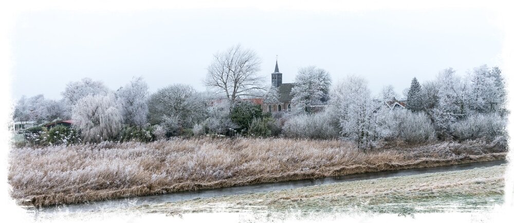 Zuiderdijk (achtergrond: Kerkje van Oosterleek.)