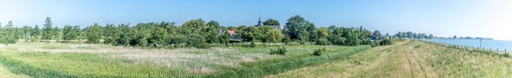 Zuiderdijk (achtergrond: Kerkje van Oosterleek)