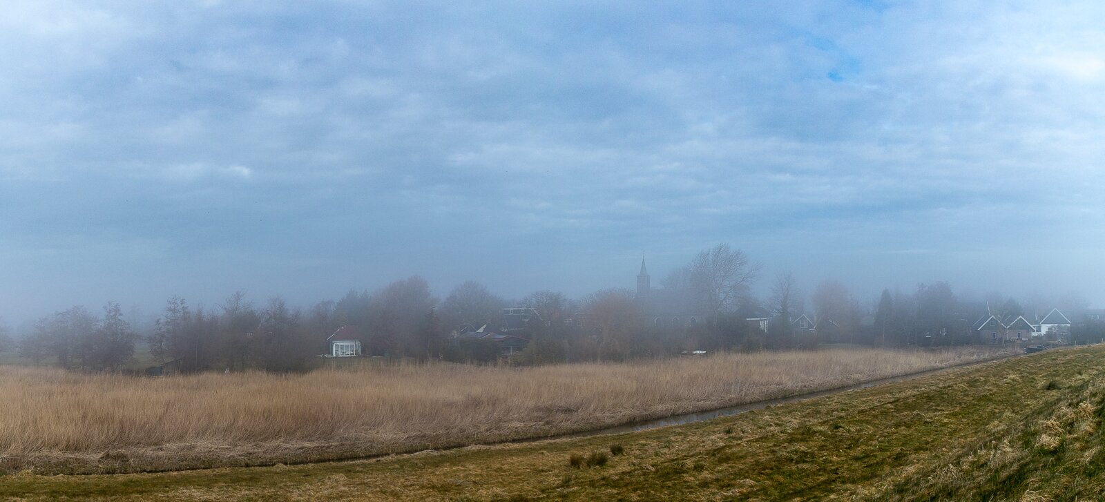 Zuiderdijk (achtergrond: Oosterleek)