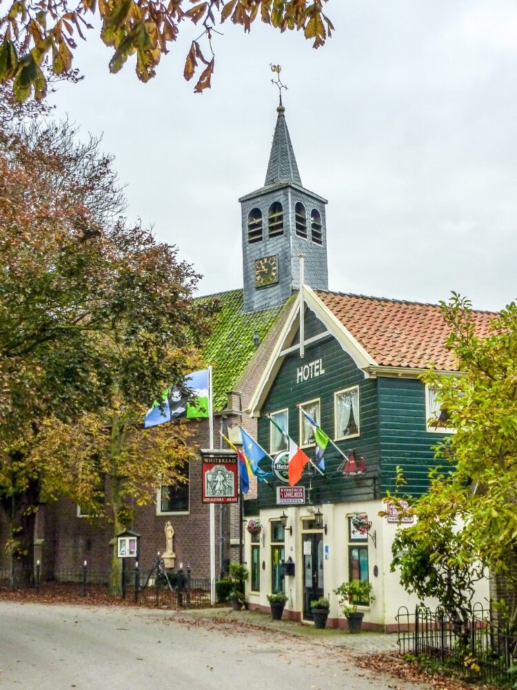 Dorpstraat (achtergrond: Herbergh & Kerk)