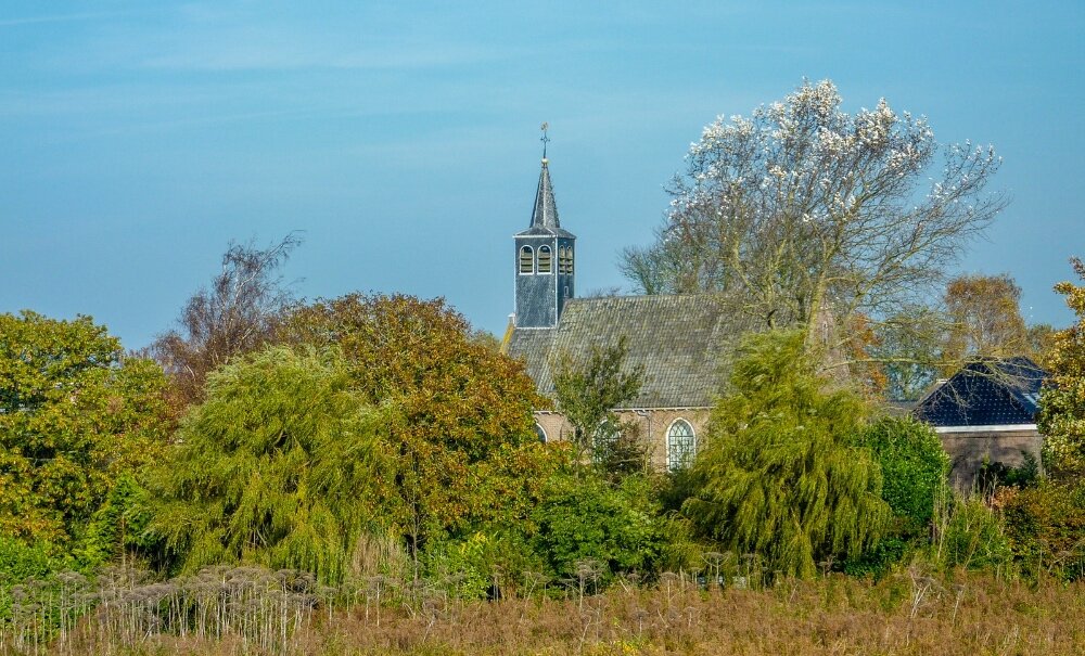 Zuiderdijk (achtergrond: Kerkje van Oosterleek)